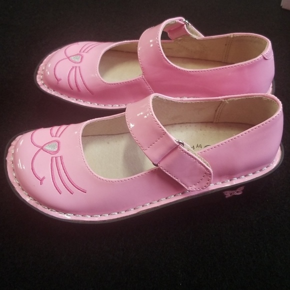 Little Girls Pink Patent Kitty Mary Jane Shoes - Picture 2 of 4